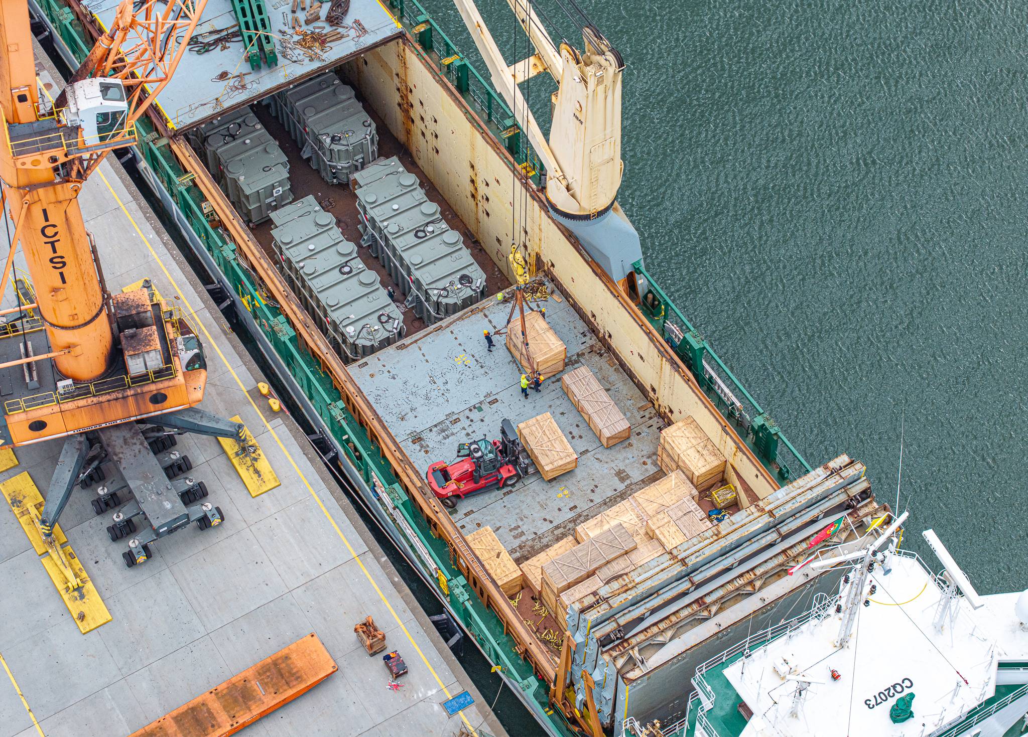 Featured image showing UTC Overseas Poland at the Port of Gdynia where transformers and shunt reactors were unloaded from a deep-sea vessel.