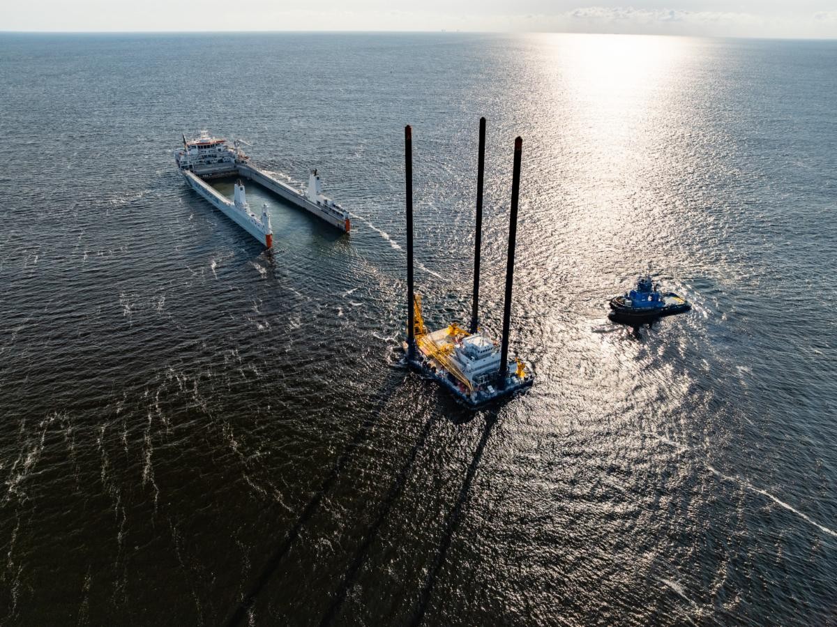 UTC transporting the Hamad Eagle, weighing 2,024 tons, over 6,400 nautical miles.