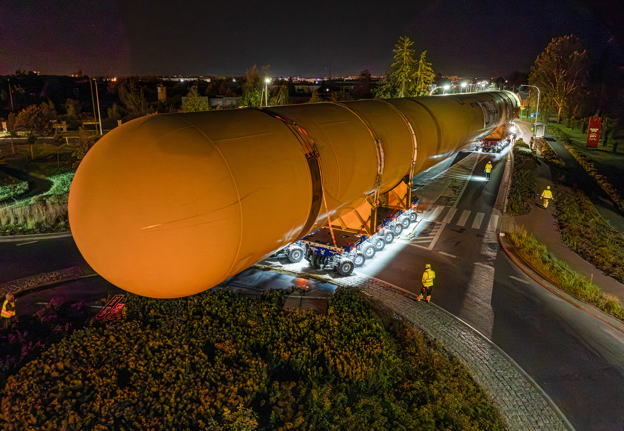 Night transport of oversized LPG storage tank on self-propelled modular transporters in Poland